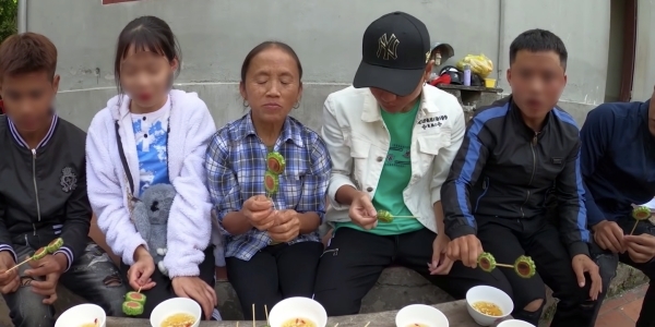 Bà Tân’s kids praise the dish despite grimacing from bitterness