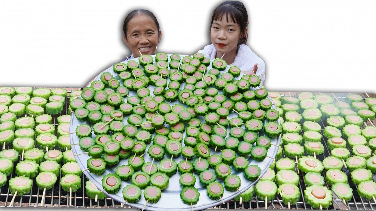 Bà Tân Vlog draws attention with grilled sausage stuffed bitter gourd