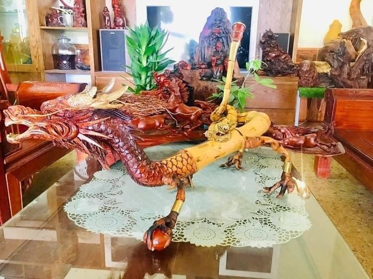 Vietnam’s Stunning Dragon Pipe Worth Thousands Won’t Sell 2 The dragon-shaped điếu cày clutching a gem reminds many of the Dragon Ball's dragon god