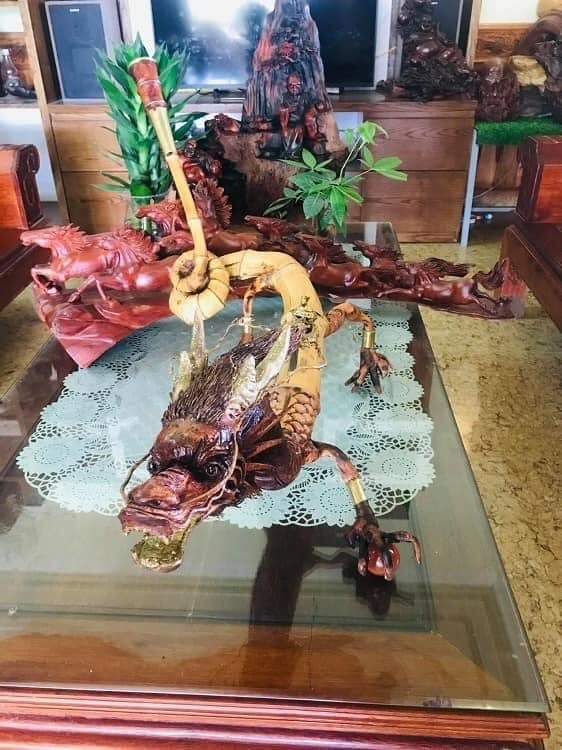 Vietnam’s Stunning Dragon Pipe Worth Thousands Won’t Sell 3 The điếu cày shows exquisite carving and detailed craftsmanship