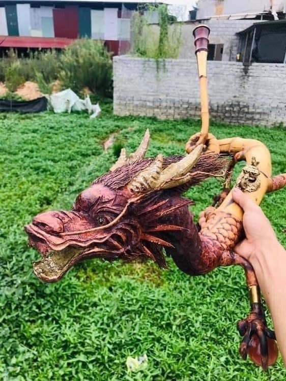 Vietnam’s Stunning Dragon Pipe Worth Thousands Won’t Sell 4 The điếu cày has been offered thousands of dollars but the owner is hesitant