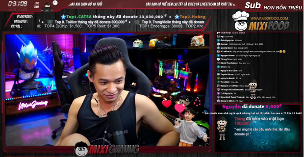 Độ Mixi during his livestream