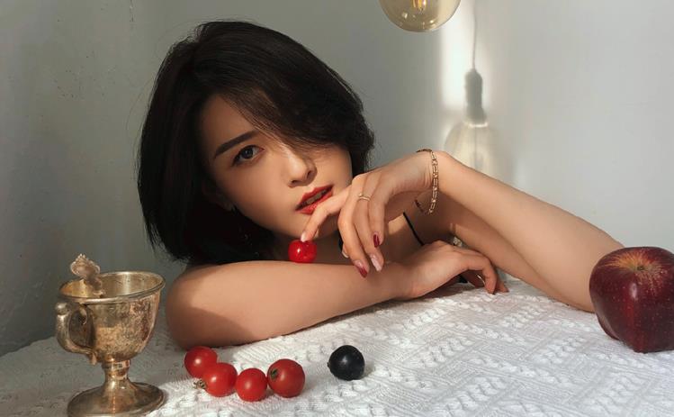 Nie Xiaoyu posing outdoors