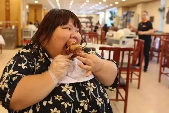 Guy Fears Losing Hot Girlfriend, Feeds Her to Keep Her Close 3 Constantly fed by her boyfriend, Chen gained over 100kg in a short time