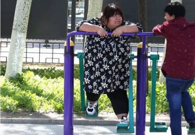 Guy Fears Losing Hot Girlfriend, Feeds Her to Keep Her Close 5 But weighing 165kg brings serious health risks