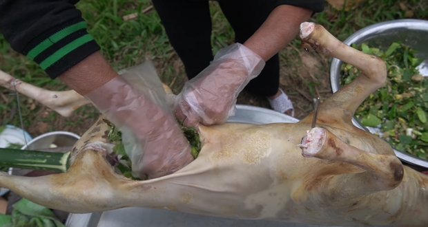 During cooking, Bà Tân Vlog’s actions made some viewers uncomfortable