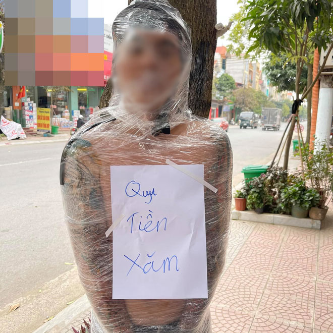 The note with three words reveals the reason behind his shocking outfit