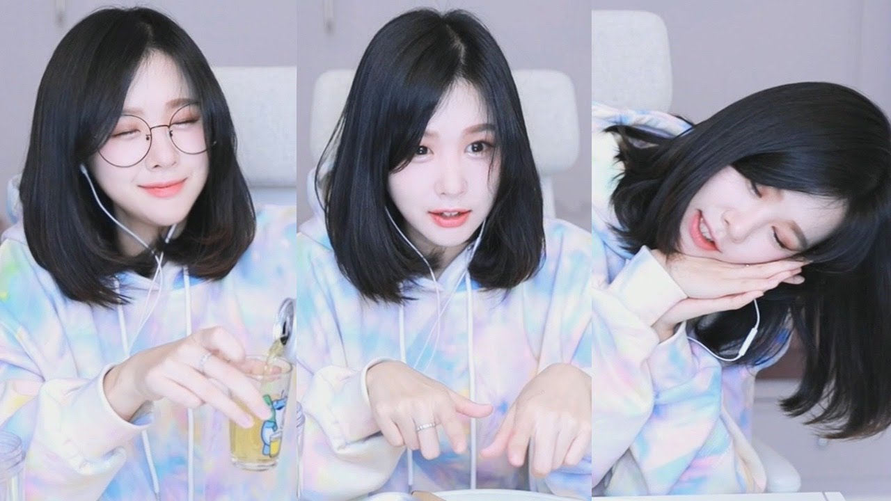 YouTuber Rika Opens Up About Loneliness and Dating Struggles 3 The YouTuber interacts with fans during her latest stream
