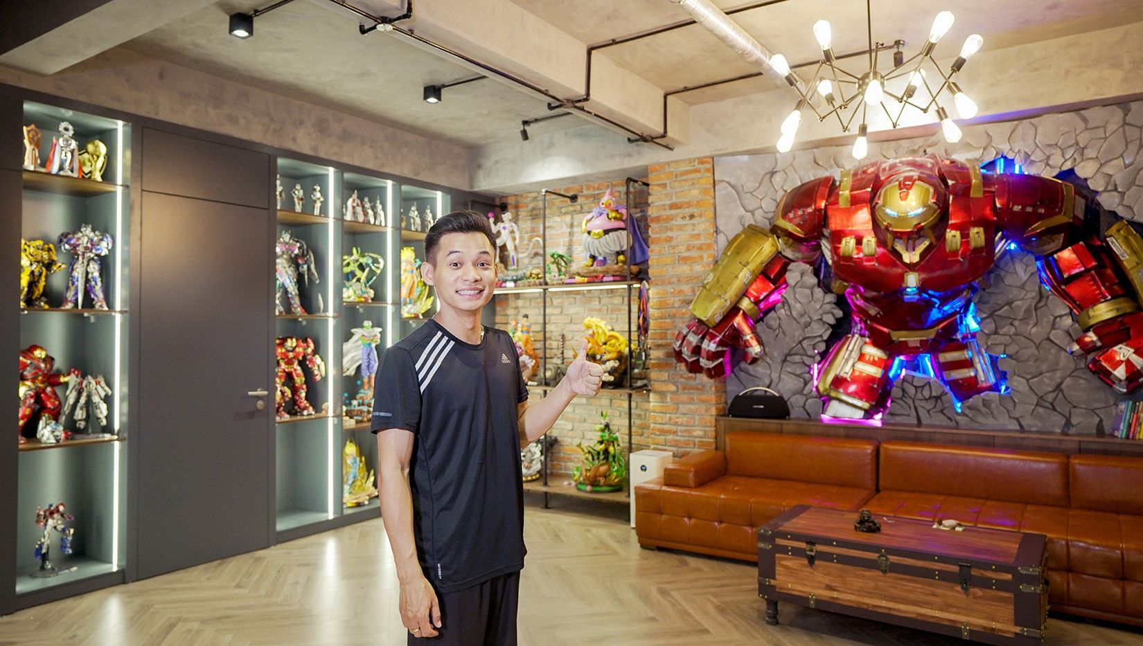 Độ Mixi stays humble about his 7-8 million VND salary but his huge setup tells a different story