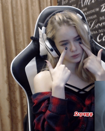 Russian Streamer Claps Back at Fans with Funny Boob Pose on Stream 4 She received lots of compliments for her beauty