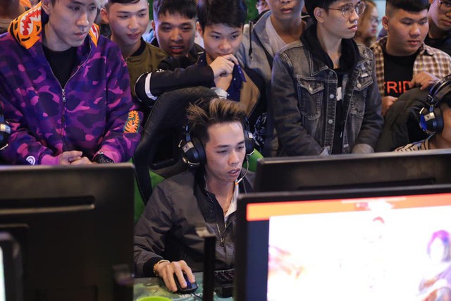 Nam Blue even showed his hands live at an internet cafe in front of thousands at an offline event