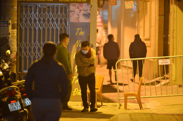 Hanoi Reports Covid Case Linked to Hai Duong Student 1 Authorities sealed off the alley leading to the patient's home on the evening of January 28. (Photo: Dinh Huy)