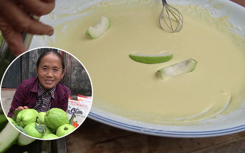 Bà Tân frying the guava pieces