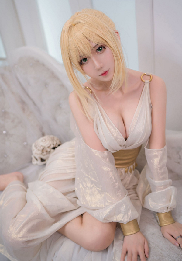 Nero Claudius cosplay pose