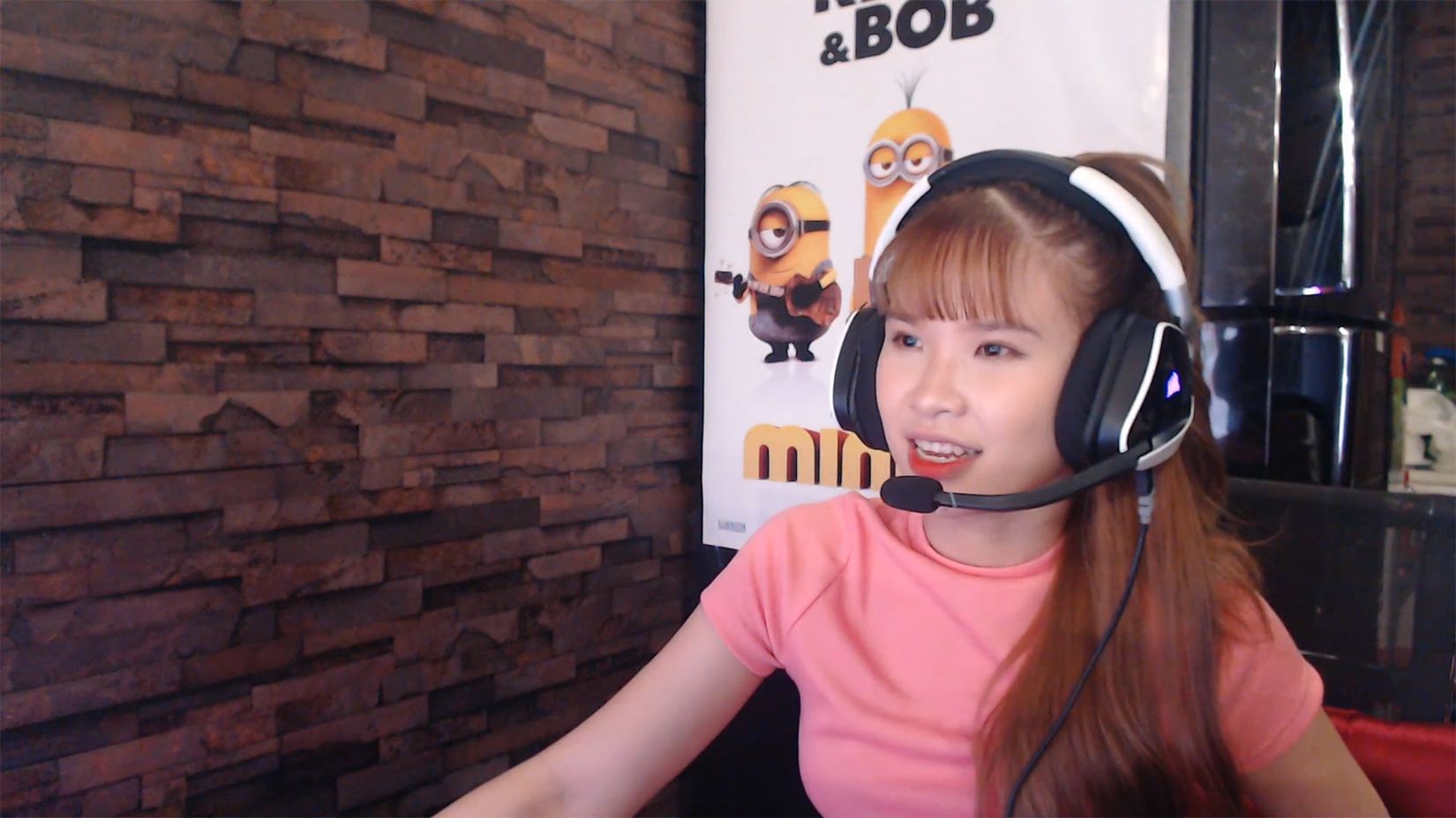 Khởi My streaming and singing