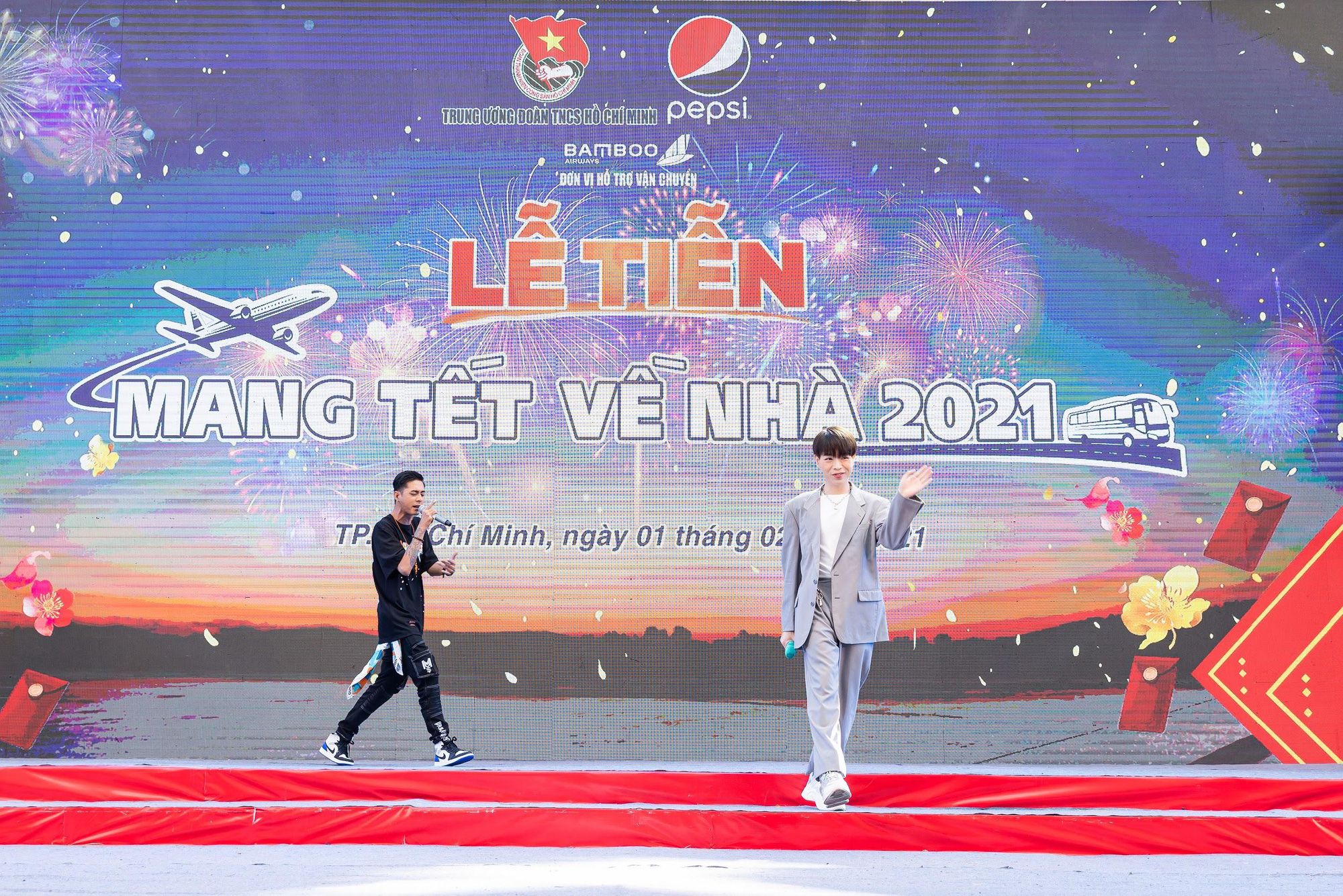Duc Phuc and Lang LD’s performance was a gift to those far from home, touched by homesickness.