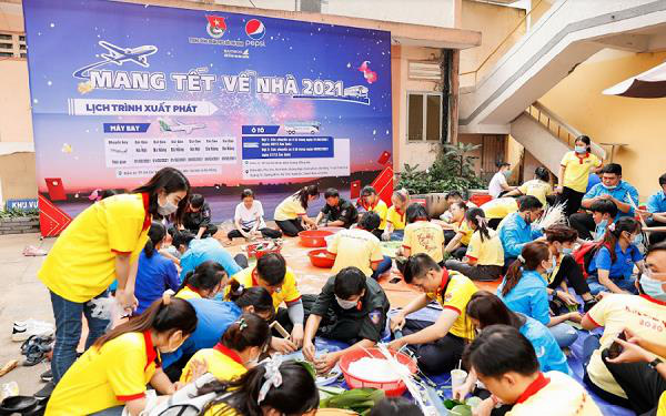 People of all ages and backgrounds joined hands to wrap banh chung, a heartfelt gift for those far from home.
