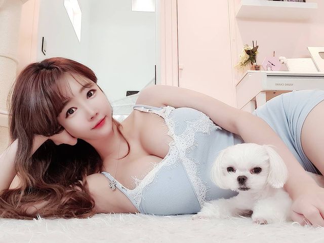 The hot girl often appears in sexy outfits showing off her curves