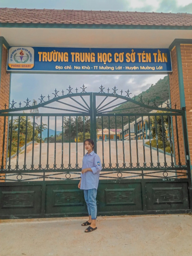 Highland Girl’s TV Appearance Sparks Online Buzz for Her Stunning Beauty 2 Luong Thi An posing at the school gate.