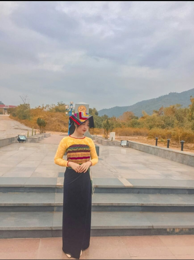 Highland Girl’s TV Appearance Sparks Online Buzz for Her Stunning Beauty 3 An wearing traditional Thai ethnic clothing.