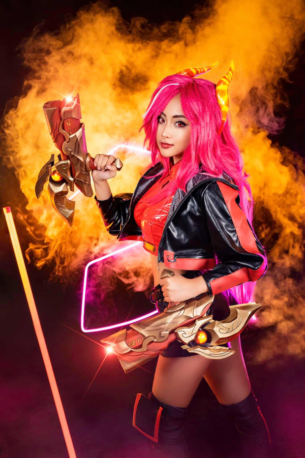 Minh Nghi cosplay full look