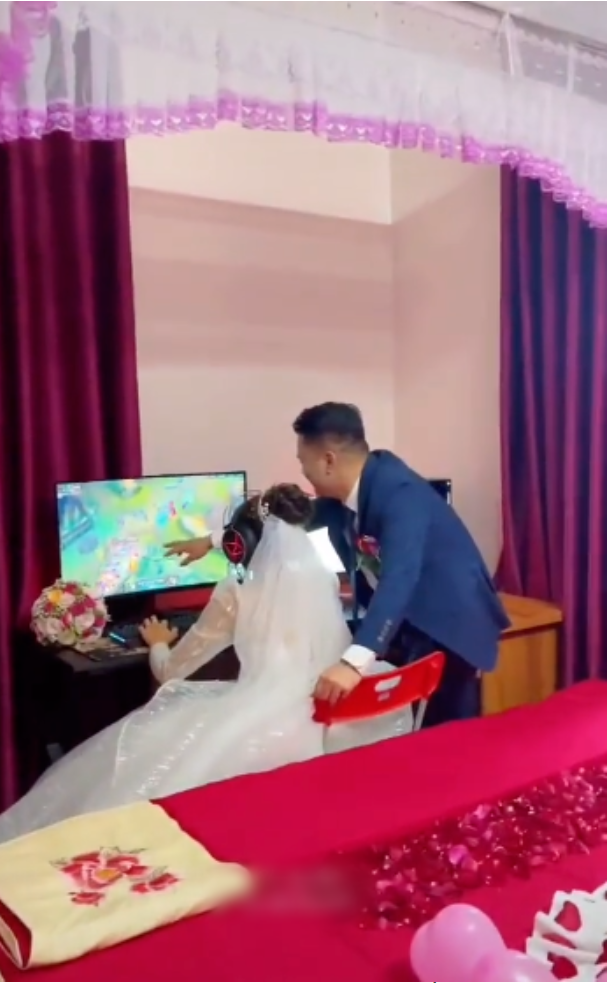 Viral image of bride and groom showing unstoppable gaming spirit