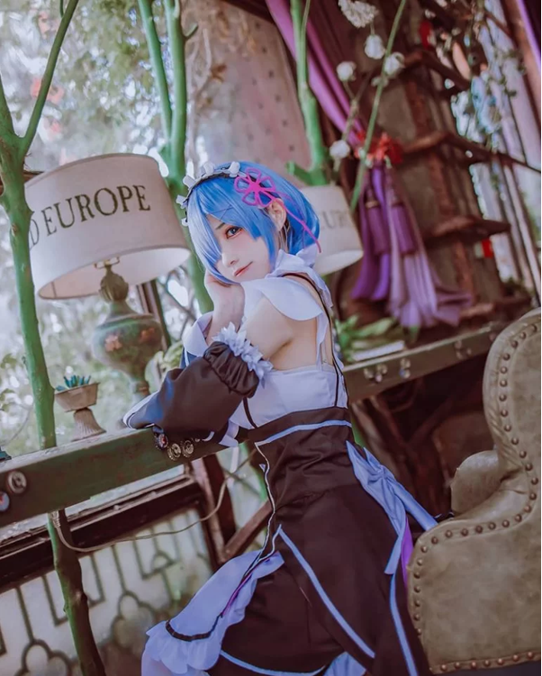 Rem cosplay by 衣衣 showing strong character