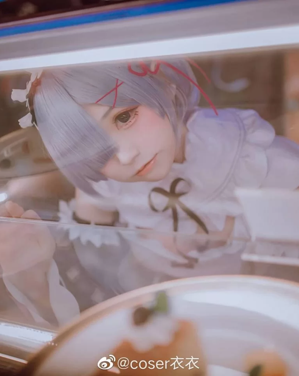 Rem cosplay by 衣衣 with captivating eyes