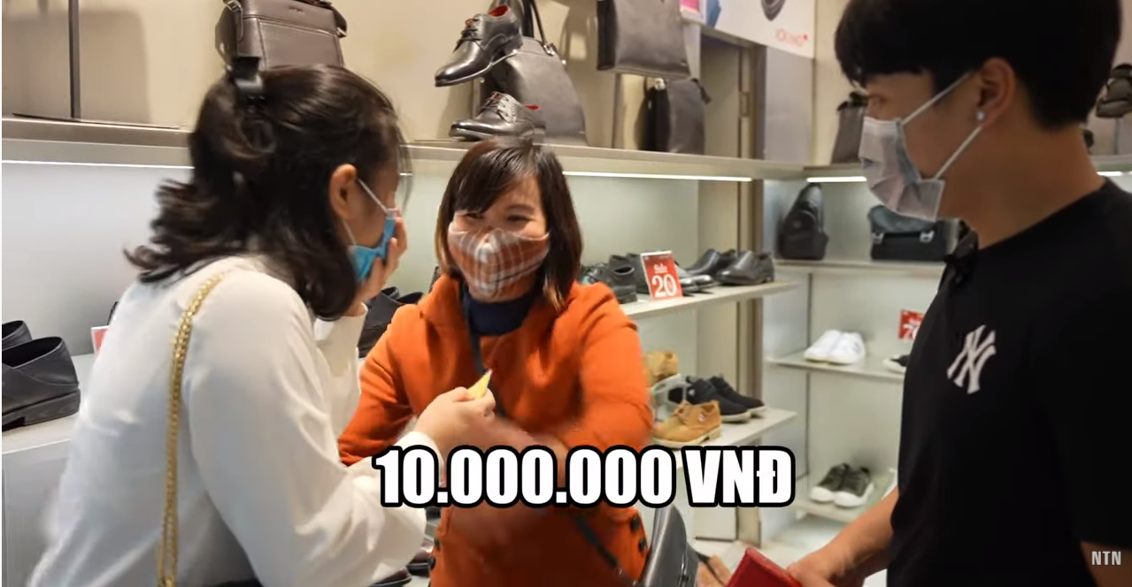 NTN Surprises Strangers with Over $6,500 in Cash Giveaways 3 The first stranger lucky enough to draw a 10 million VND ticket