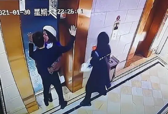 Guy Surprised by Stranger’s Kiss Wants to Date Her 1 The unexpected move by the stranger left the young man stunned, raising both hands and frozen in place.