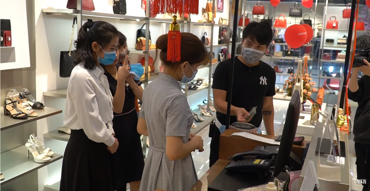 NTN Surprises Strangers with Over $6,500 in Cash Giveaways 5 NTN pays the bill that nearly reaches 10.5 million VND