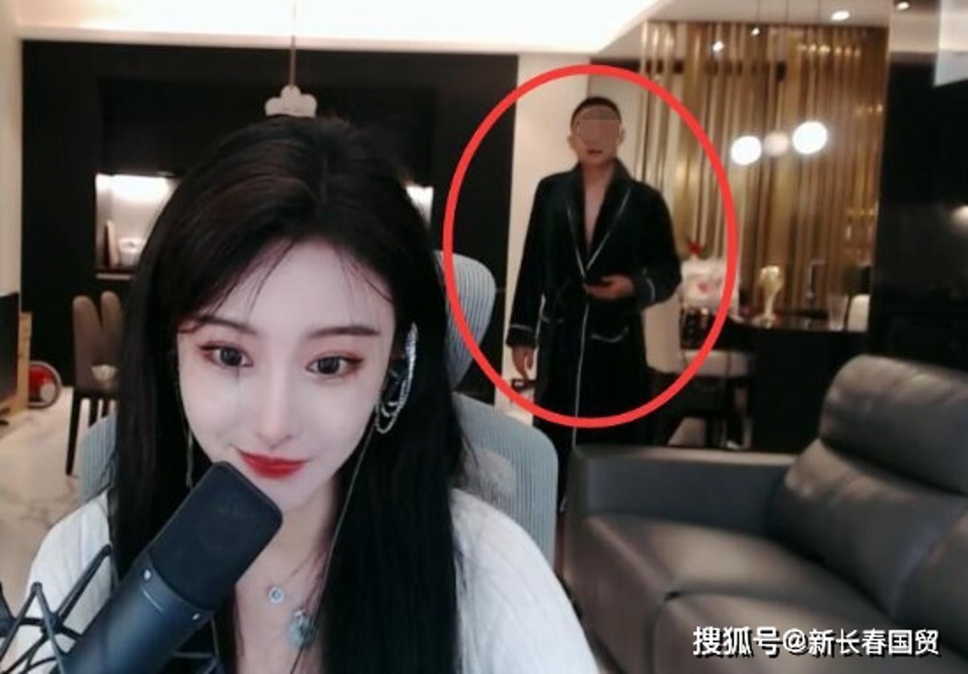 A strange man suddenly appears on the streamer’s camera