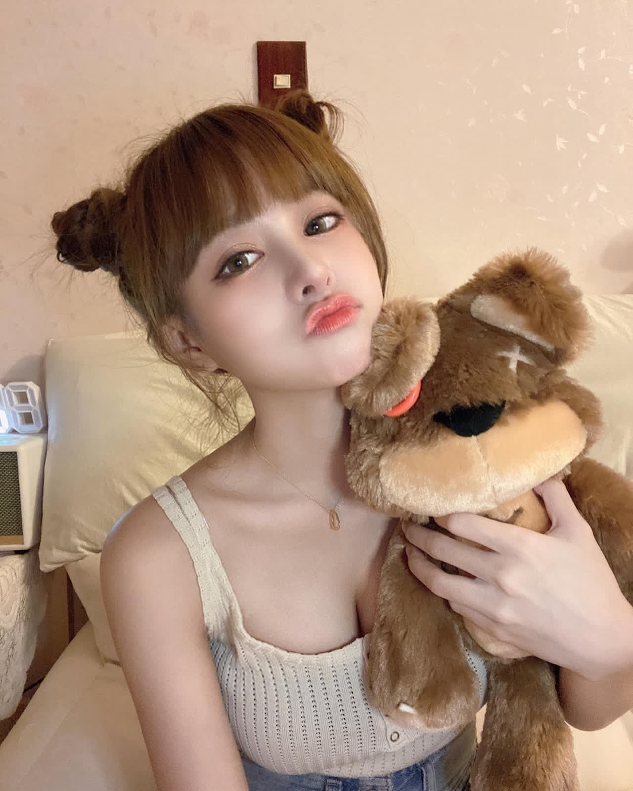 Former music group member and talented singer, yet still struggling to get famous as a streamer