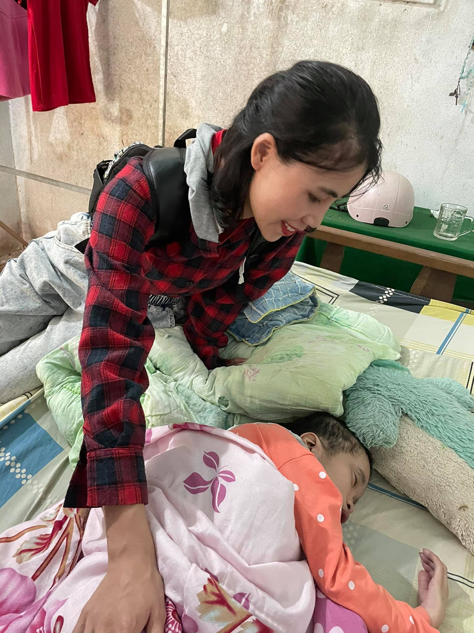 YouTuber Thơ Nguyễn Apologizes After Doll Controversy 5 Thơ Nguyễn doing charity work