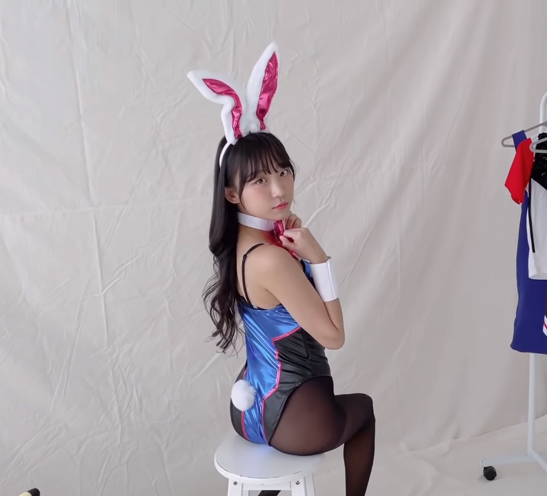 Eun-Ji looks incredibly sexy as D.Va in a bunny suit