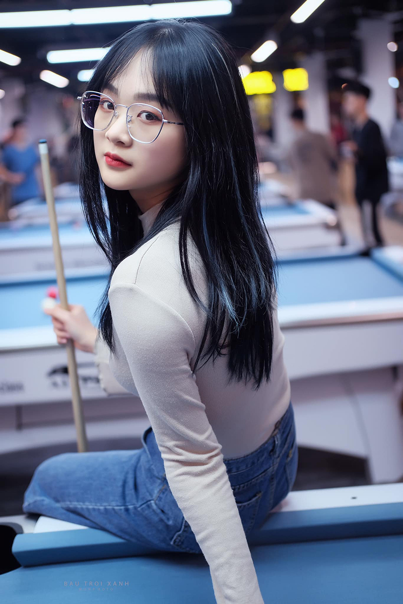 Gấm Kami playing billiards