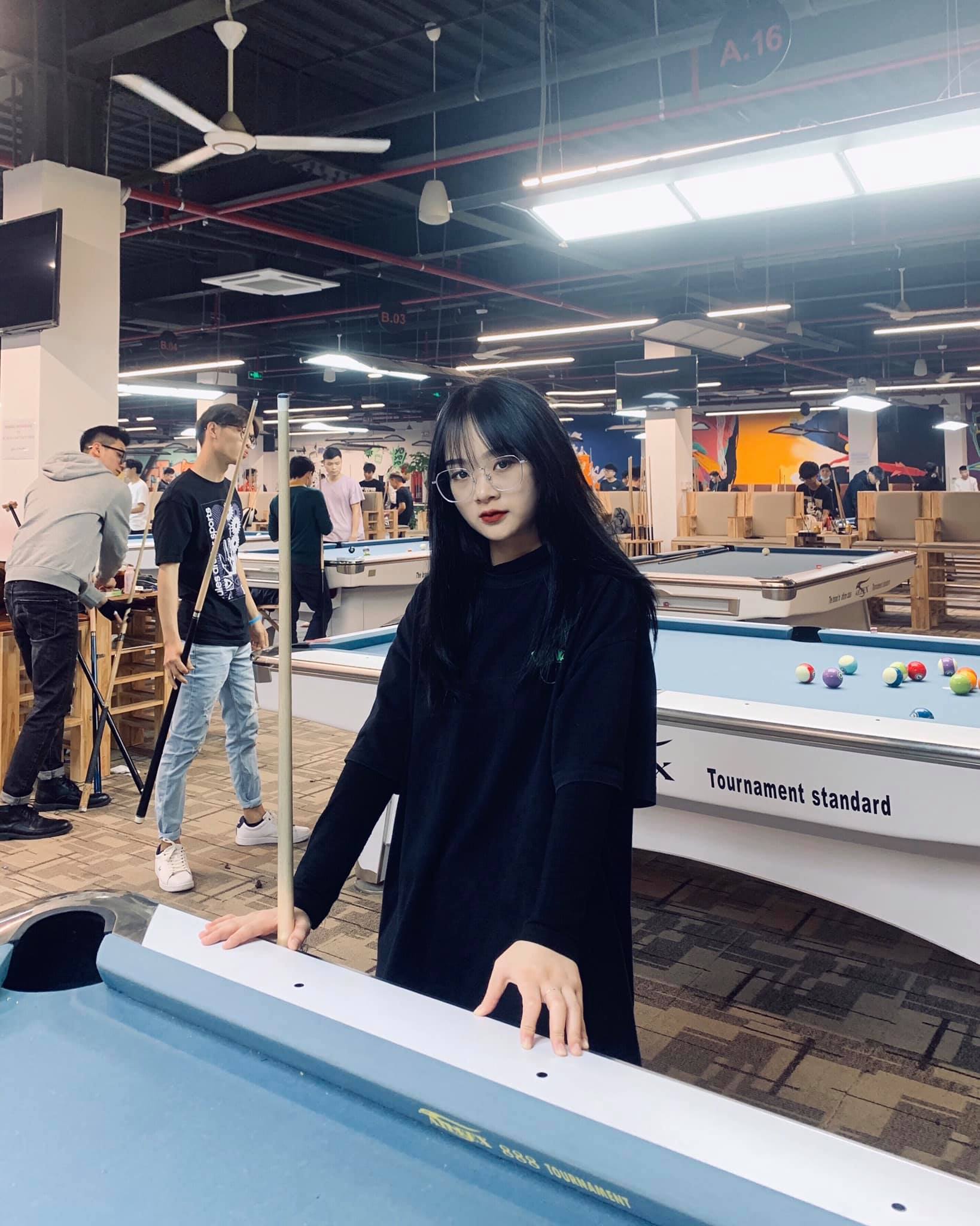 Gấm Kami showing billiards skills