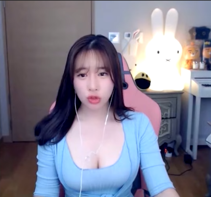 Korean YouTuber Drops Clothes Mid-Stream to Boost Views 3 While gaming normally, she suddenly said her clothes felt too restrictive