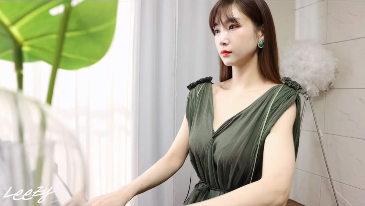 YouTuber Leezy Goes Bikini to Boost Piano Covers 3 At first, Leezy wore full clothing while playing