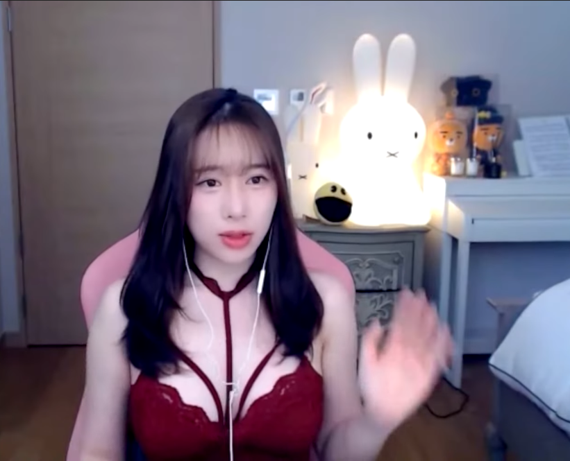 Korean YouTuber Drops Clothes Mid-Stream to Boost Views 4 The YouTuber stripped down to just lingerie and kept playing