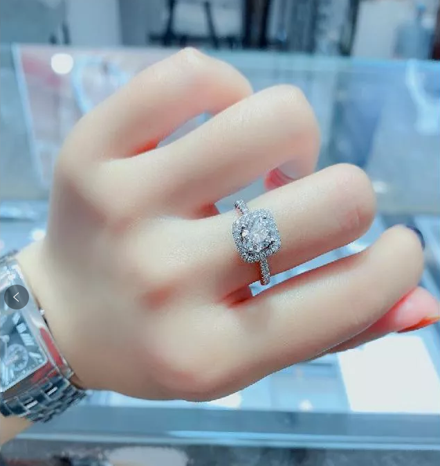 The ring Su Yan bought.