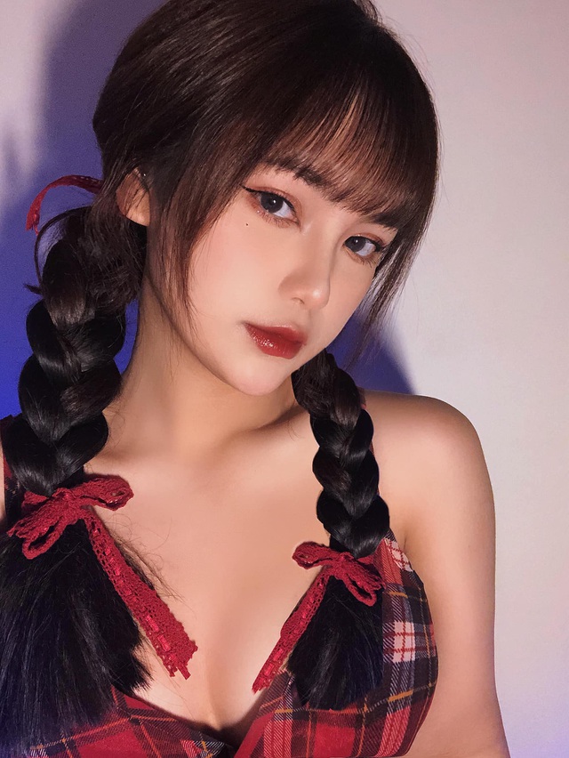 She has sexy measurements, with a standout bust of 93 cm