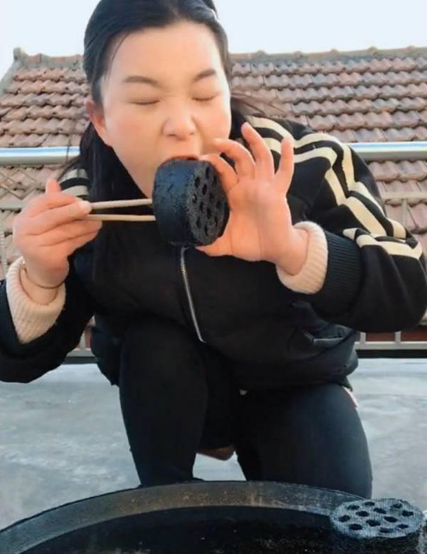 Streamer Shocks Fans by Eating Hot Charcoal Live for Donations 3 The streamer enthusiastically enjoys her honeycomb charcoal