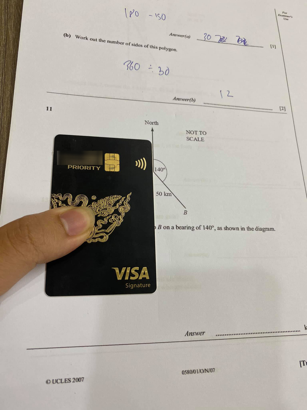 Student Uses 2 Billion VND Black Credit Card as Ruler, Shocks Internet 1 Shocking move stuns online community