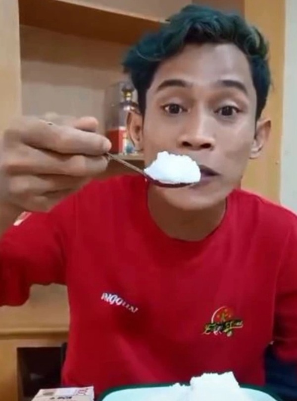 The streamer’s salt-eating stunt looks pretty gross