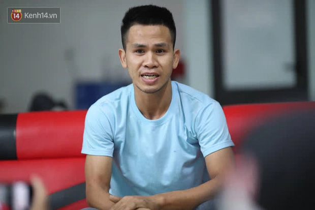 Hero Nguyen Ngoc Manh's Brave Rescue of Falling Toddler 3 Nguyen Ngoc Manh recounts the moment he reached out to catch the child (Photo: Dinh Huy)