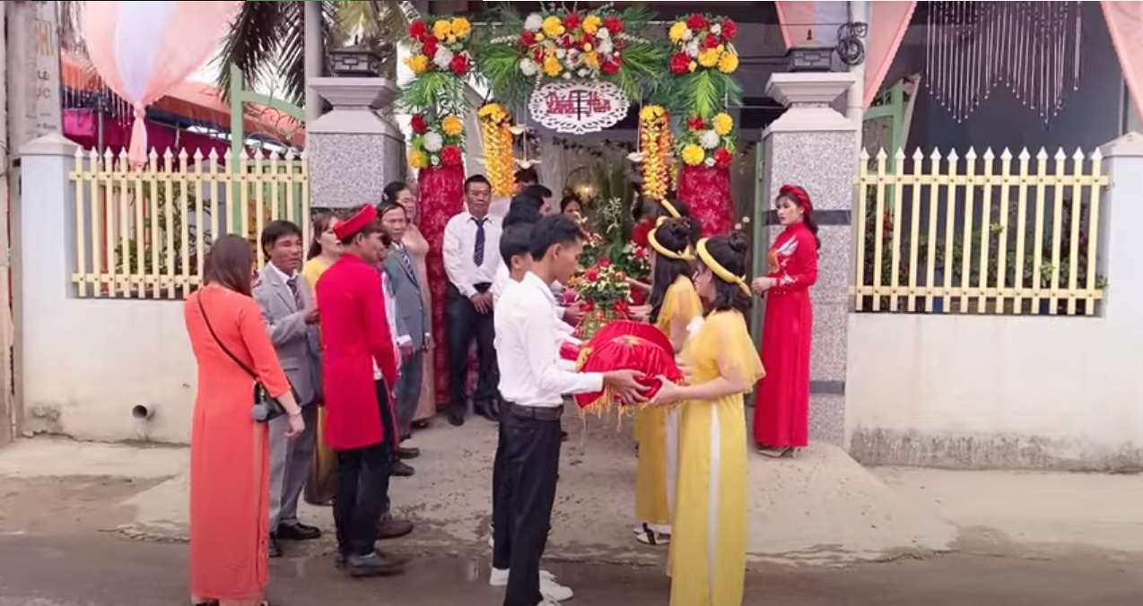 Wedding gift team at Lộc Fuho’s ceremony