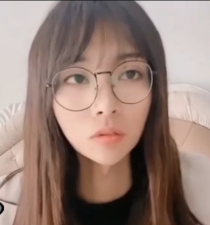 Streamer Loses Fans After Dressing as Girl for Massage Stream 1 Main streamer in the story