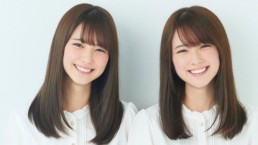 Stunning Twin Hot Girls Take the Internet by Storm 1 Twin sisters turning heads online