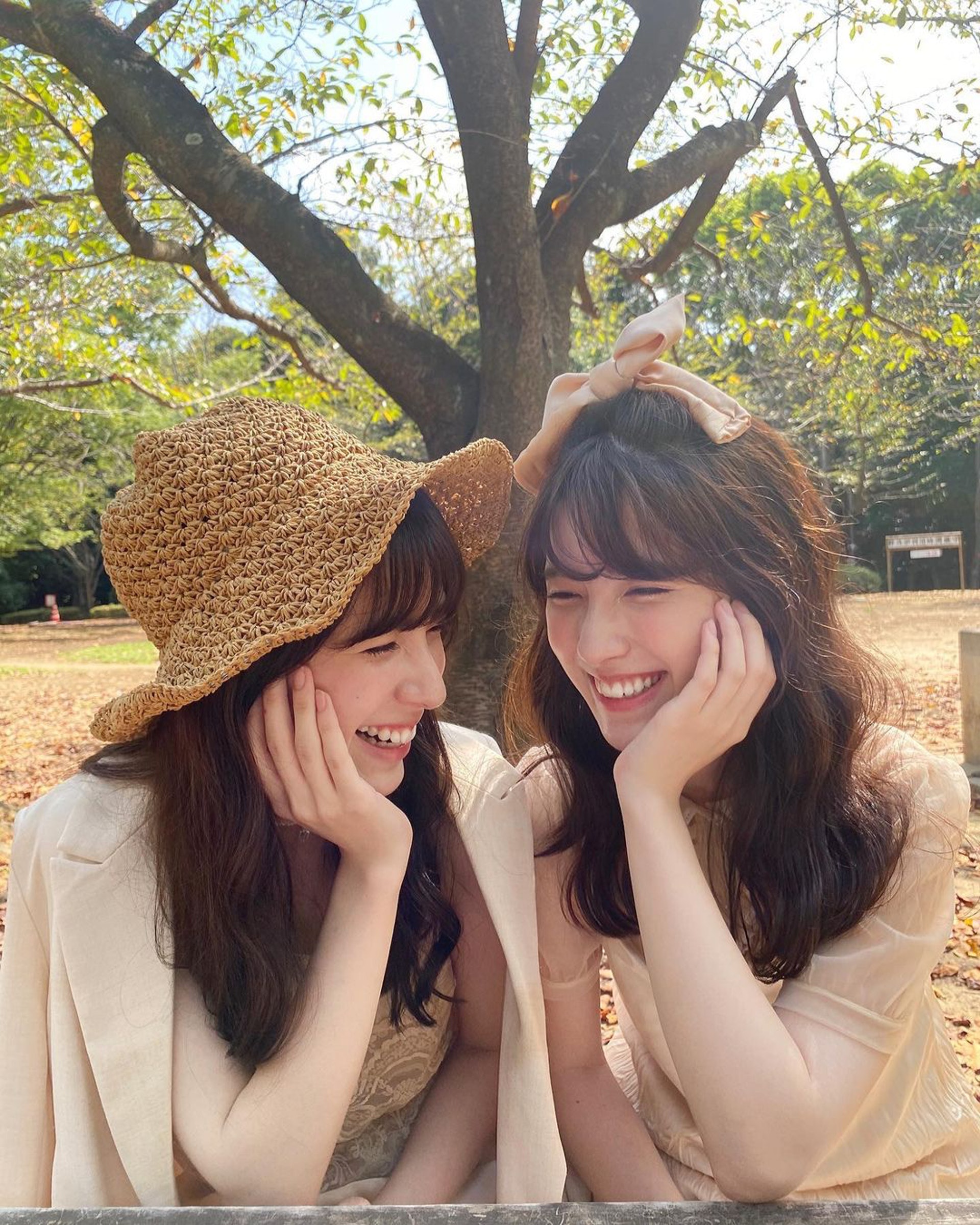 Stunning Twin Hot Girls Take the Internet by Storm 7 It’s really hard to distinguish these sisters